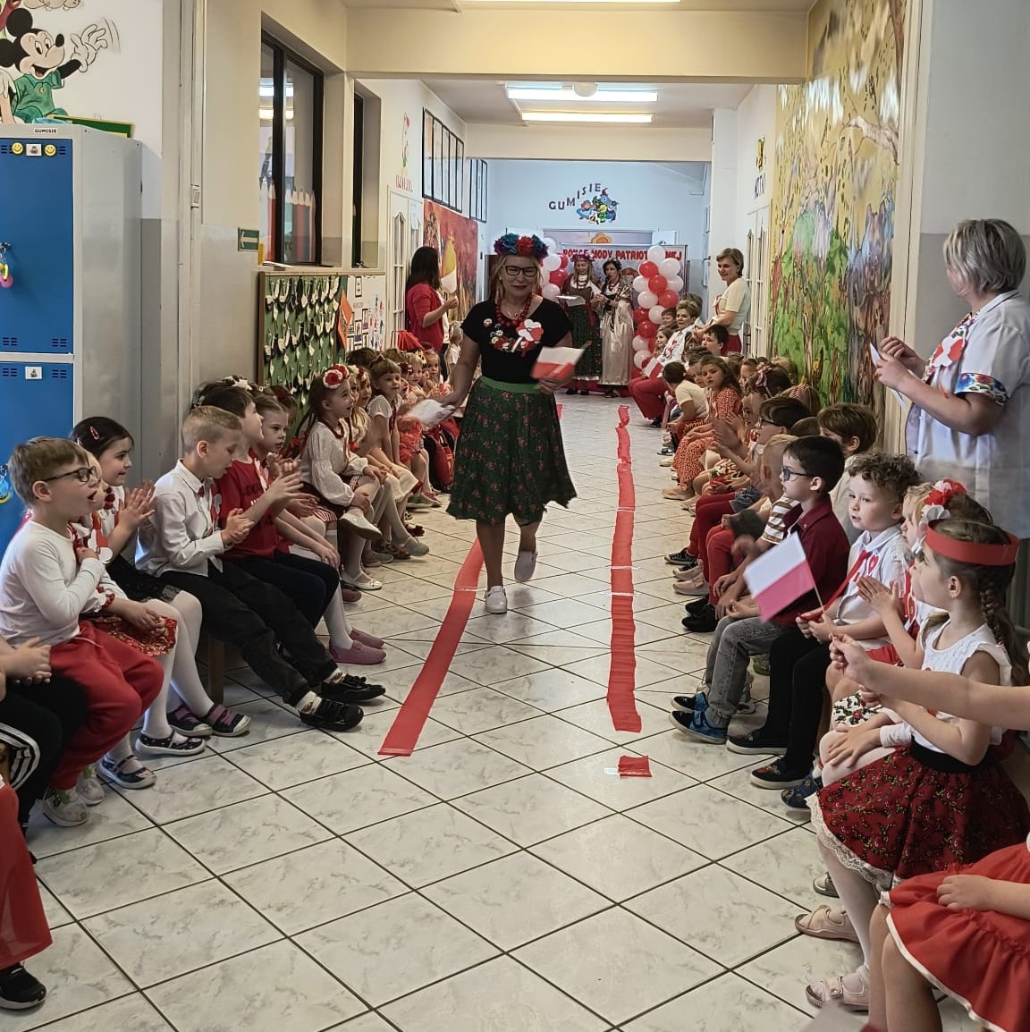 Na wybiegu pojawili się też pracownicy przedszkola.